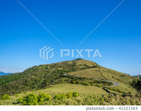 [Shizuoka Prefecture] Cloudless blue sky, early summer highland scenery [Nishi Izu Skyline, Izusan Ridge Sidewalk, Mt. Daruma] 41121163