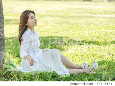 年輕女性模型坐草坪 年輕女性模型坐草坪 41121164