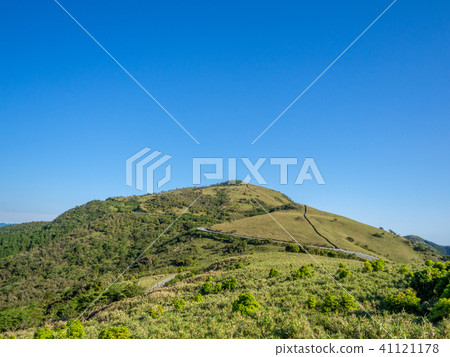 [Shizuoka Prefecture] Cloudless blue sky, early summer highland scenery [Nishi Izu Skyline, Izusan Ridge Sidewalk, Mt. Daruma] 41121178