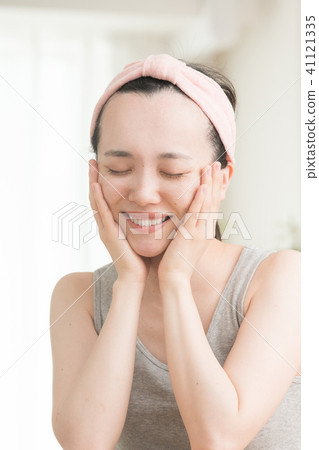 Young female beauty that realizes washing up Young female beauty that realizes washing up 41121335