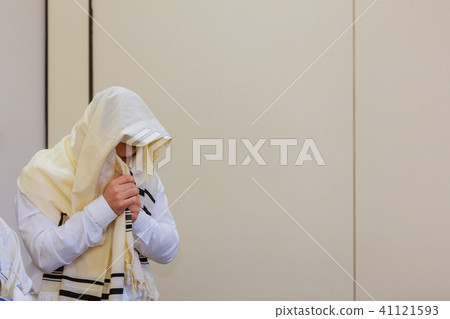 Jews in prayer at the Jewish holiday of Sukkot 41121593