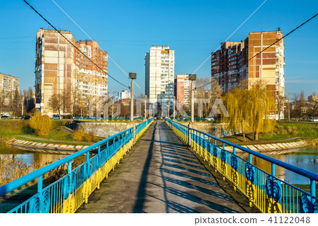 Bridge across a lake in Kiev, the capital of Ukraine 41122048