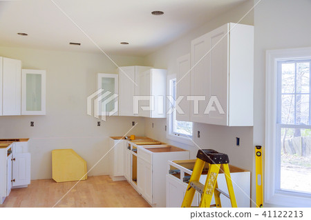 Installation of kitchen installs kitchen cabinet. 41122213