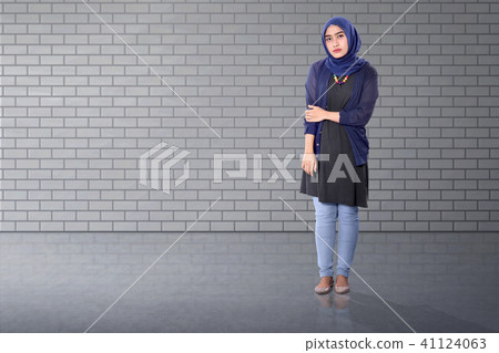Pretty asian muslim woman standing with confident 41124063