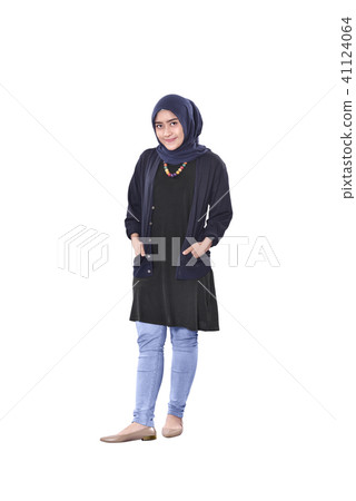 Beautiful asian muslim woman standing 41124064