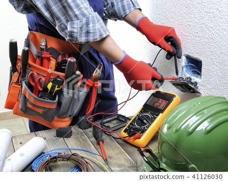 Young electrician at work on an electrical system 41126030