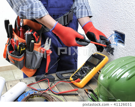 Young electrician at work on an electrical system 41126031