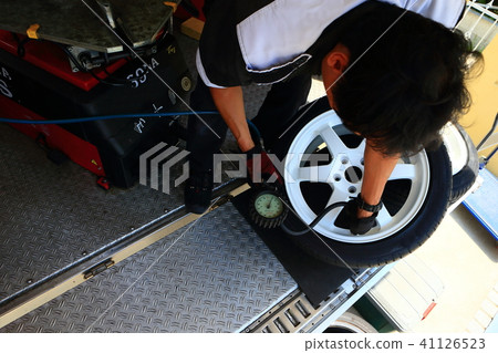 Tire change aluminum wheels car maintenance street circuit summer tire tire changer Tire change aluminum wheels car maintenance street circuit summer tire tire changer 41126523