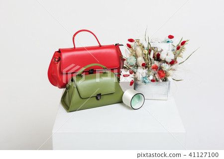 Female handbag and bouquet of dried flowers 41127100