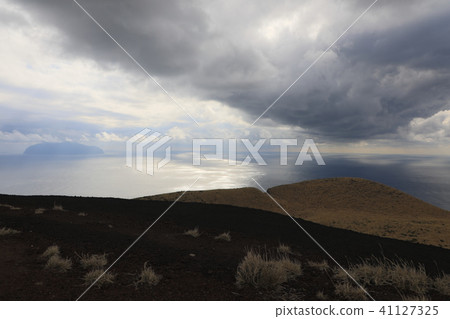 在Miyakejima的山頂上可見的雲 41127325