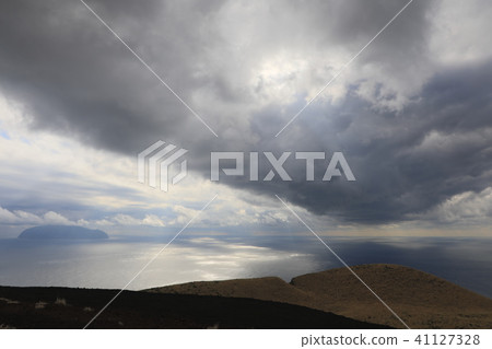 從Miyakejima的山頂可以看到海和雲 從Miyakejima的山頂可以看到海和雲 41127328