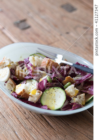 Zucchini and Trevis salad Zucchini and Trevis salad 41127347