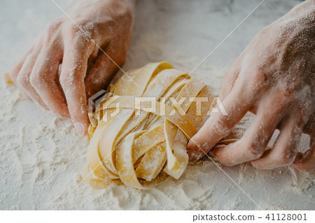 Chef making traditional italian homemade pasta 41128001