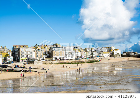 潮汐繪製的淺沙灘和英國郊外的城市景觀以及可以遠眺的遊客 41128973