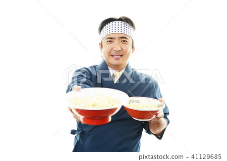 A smiling ramen craftsman 41129685