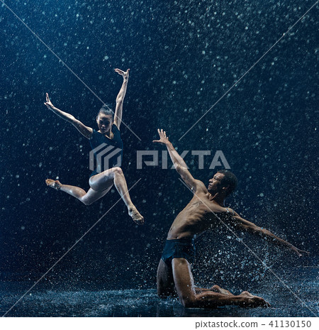 Young couple of ballet dancers dancing unde rwater drops 41130150