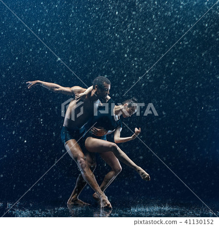 Young couple of ballet dancers dancing unde rwater drops 41130152