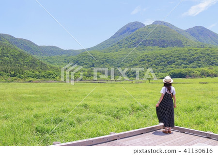 癒合景觀山脈和綠色和婦女 41130616