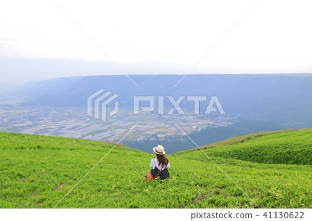 癒合景觀山脈和街道和婦女 41130622