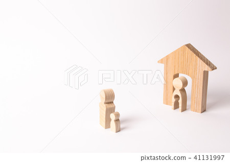 Parents share child in a divorce. 41131997