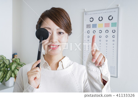A woman with visual acuity test 41133326