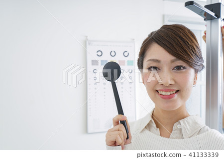 A woman with visual acuity test 41133339