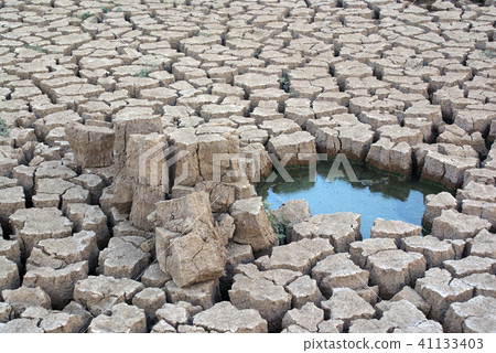 Chapped dried up lake 41133403