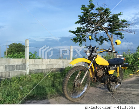 Yamaha DT 100 is a motorcycle motocross older 41133582