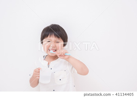 Boy brushing tooth 41134405