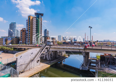 Buildings in the docklands area near Canary Wharf 41136031