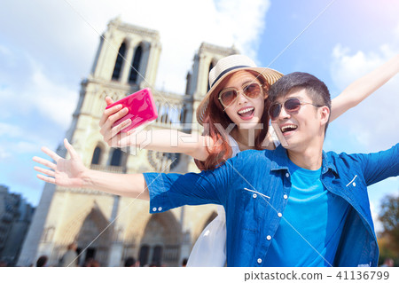 couple travel to paris 41136799