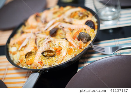 Seafood paella with mussels and shrimps 41137187