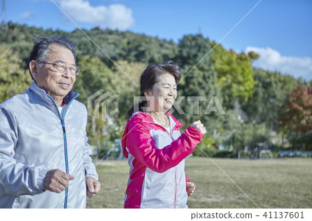 Senior couple exercising 41137601