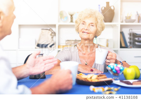 Happy senior woman drinking tea with old friend 41138108