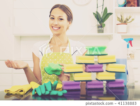 woman with cleaning sponges 41138883