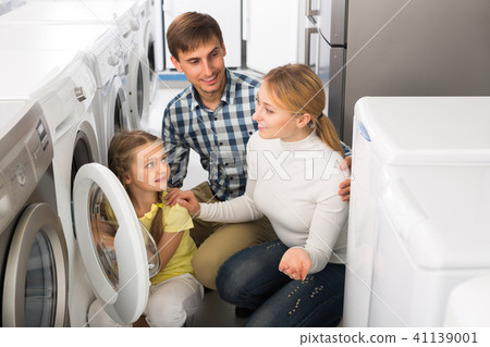 Positive family with girl in hypermarket Positive family with girl in hypermarket 41139001