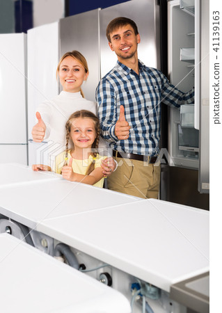 family selecting refrigerator 41139163