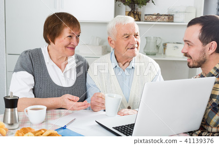 Family watching news in Inet Family watching news in Inet 41139376