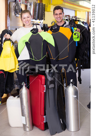 female and man with diving equipment 41139812