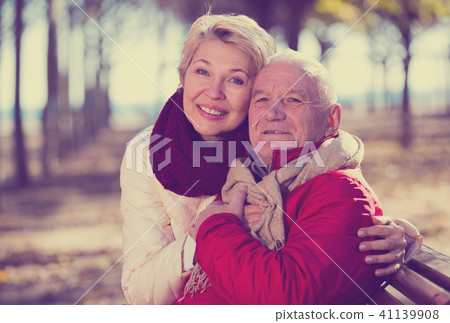Mature couple sitting in park 41139908