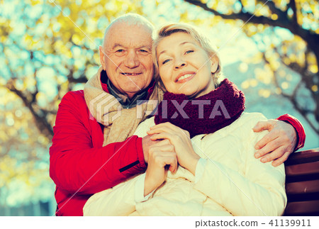 Mature couple sitting in park 41139911