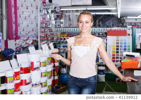 woman seller in housewares store. 41139912