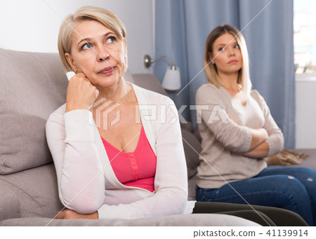 daughter quarreled with her mom 41139914