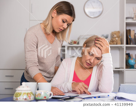 mother and her adult daughter with financial problems 41139949