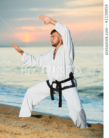 Glad man doing karate at ocean quay 41139959