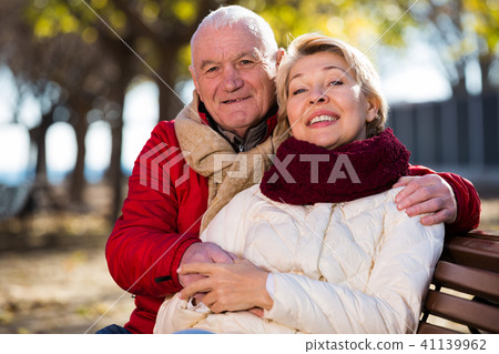 Mature couple sitting in park 41139962