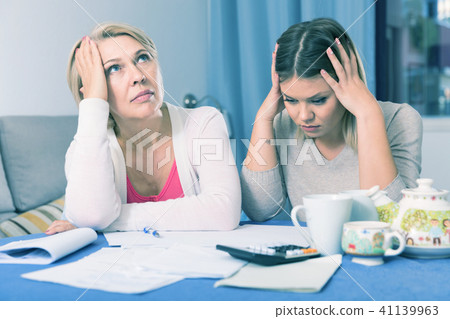 mother and her adult daughter with financial problems 41139963
