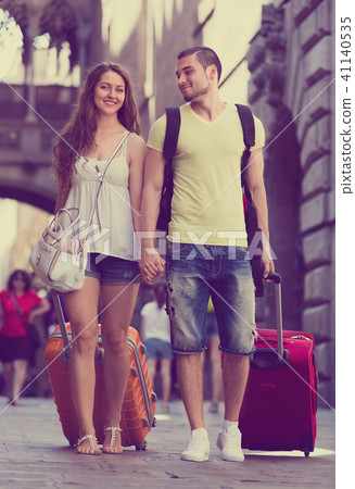 Happy young couple in shorts walking through city 41140535