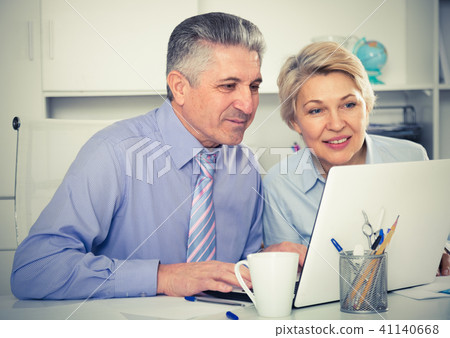 Colleagues discussing project 41140668