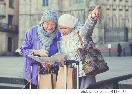 Mature ladies travellers with map 41141211